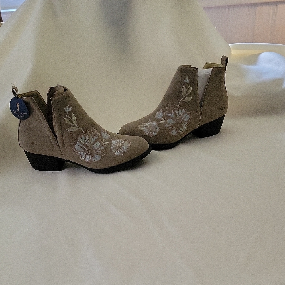 JBU Tan Ankle Boots with Stylish Comfort